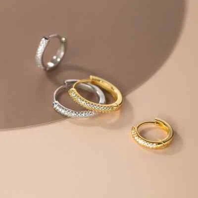 Pendientes de aro Huggie de diamantes simulados de oro amarillo de 9 quilates sobre plata para dama Foto 1 de 4