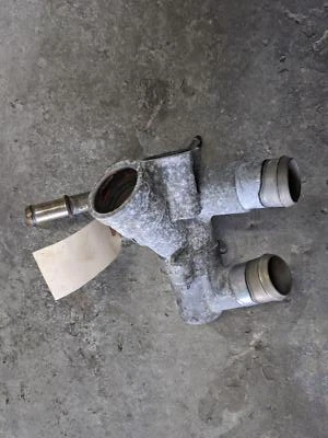 Carcaça de termostato 2015 Ford Explorer AT4Z-8A586-C 2011 2012 2013 2014 - 2019 - Imagem 1 de 3