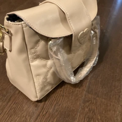 BOLSO DE MANO BETSEY JOHNSON Love Is Love Lentejuelas Deslumbrado Hombro Arco Iris NUEVO SIN ETIQUETAS Foto 1 de 4