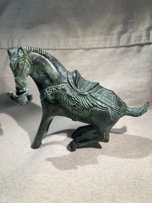 Réplica de museo de escultura de caballo bailarín estilo dinastía Tang china de bronce de colección Foto 1 de 4