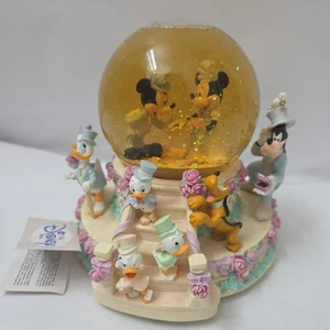 Disney Mickey & Minnie Hochzeitstorte musikalische Schneekugel spielt Hochzeit März 7,5 Zoll - Bild 1 von 7