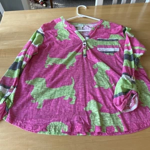 LOVELY Caribbean Joe Lightweight Dog Theme V Neck Roll Tab Sleeve Top S Petite - Picture 1 of 13