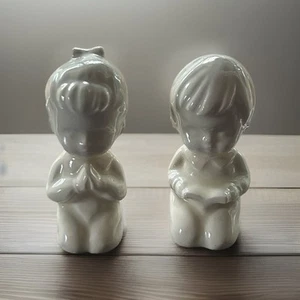 Estatuillas vintage de porcelana blanca rezando niño y niña de 3,5 pulgadas de alto - Imagen 1 de 4