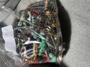 Mystery Schmuck Konvolut 4+ Pfund alle tragbar meist Halsketten & Armbänder (Tasche3) - Bild 1 von 6