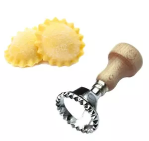 STAMPO TAGLIA PASTA PER RAVIOLI PASTA RIPIENA FORME BISCOTTI TONDO MANICO LEGNO - Foto 1 di 1