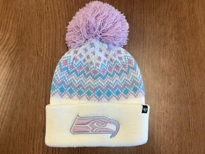 DENVER BRONCOS 47 ELSA PUÑO TEJIDO POM GORRO GORRA JUVENIL NFL NUEVO CON ETIQUETAS NUEVO $30 - Imagen 1 de 2