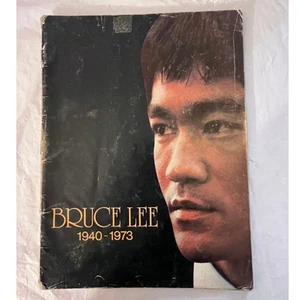 1974 Bruce Lee 1940-1973 Magazine Commemorative Edition with Centerfold Poster - Picture 1 of 14