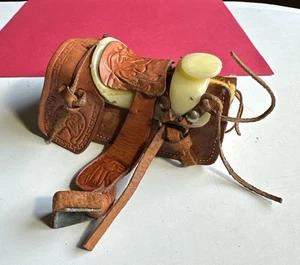 Silla de montar de caballo de juguete miniatura vintage de cuero trabajado 4,5" vaquero occidental - Imagen 1 de 9