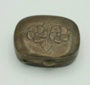 VINTAGE MERVYN'S STERLING SILVER FLORAL REPOUSSE HINGED PILL BOX - Picture 1 of 3