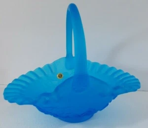 Vtg Westmoreland Glass Blue Satin Ruffled Basket roses and trellis outer design - Picture 1 of 4