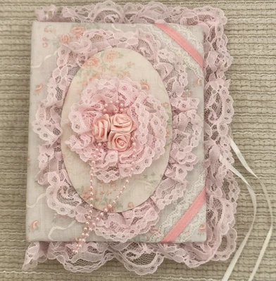 Álbum de fotos de encaje rosa de tela hecho a mano para fotos de 4"x6" cinta acolchada rosas Foto 1 de 4