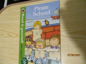 LADYBIRD BOOK READ IT YOURSELF LEVEL 2 PIRATE SCHOOL - Picture 1 of 2