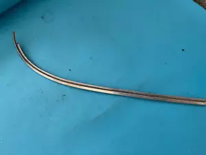 1968-76 Corvette T-Top Moldeo RH lateral frontal en parte superior de fibra de vidrio usado GM - Imagen 1 de 1