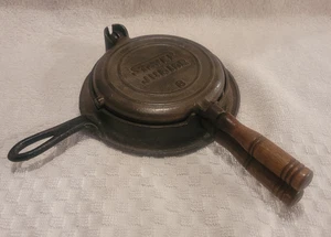 Vintage Stover Junior 8 Cast Iron Mini Toy Waffle Iron & Base - Great Condition! - Picture 1 of 12