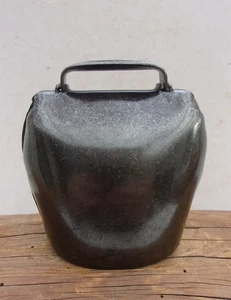 Alte Ziegenglocke Metall Glocke Viehglocke kleine Almschelle 9 x 6,3 x 9,7 cm - Bild 1 von 6