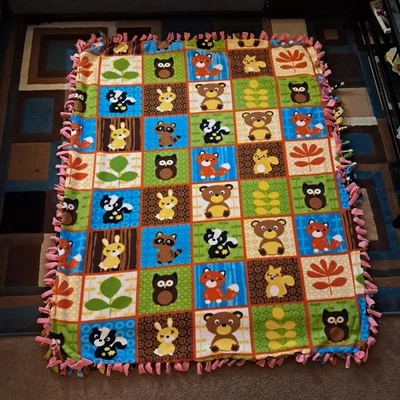 Manta corbata polar hecha a mano animales del bosque espalda rosa 62x49 nueva Foto 1 de 4