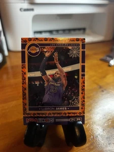 2024-25 Panini - NBA Haunted Hoops; LeBron James Orange Pumpkins #193 - Bild 1 von 2