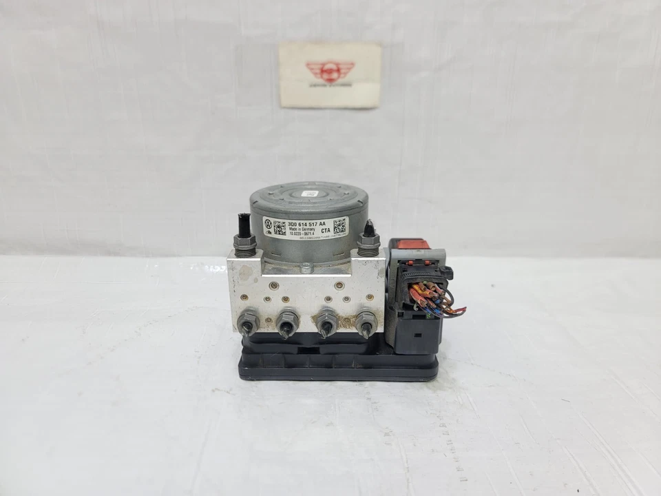 Módulo de control de bomba ABS Volkswagen Golf R 2015-2016 OEM 3Q0-614-517-AA Foto 1 de 4