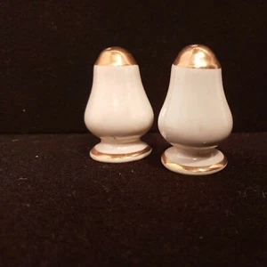 Cute little ceramic salt & pepper shakers Cream colored gold trim - Picture 1 of 4