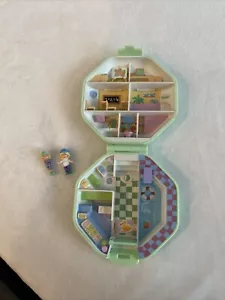 VTG Polly Pocket Polly’s School Bluebird Complete With 2 Figures Mint Green 1990 - Picture 1 of 3
