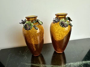 Paire de mini vases en verre ambré émaillé Jay Strongwater 5,125 pouces de haut - Photo 1/16