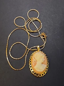 Vintage Gold Tone PLASTIC Cameo Woman's Face Oval Pendant Chain Necklace 23" - Bild 1 von 12