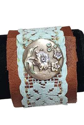 Pulsera Boho Hecha a Mano Azul Claro Encaje Floral Flor Cuero Puño Ancho Foto 1 de 4
