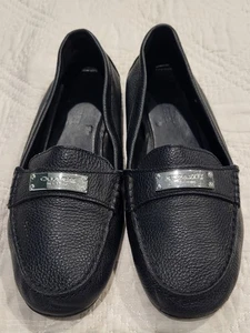 Zapato mocasín de cuero sin cordones Frederica con logotipo plateado negro para mujer 8B - Imagen 1 de 11