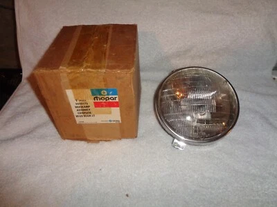 Faro pequeño exterior izquierdo nuevo de Lote Antiguo Mopar 1968-72 Foto 1 de 2