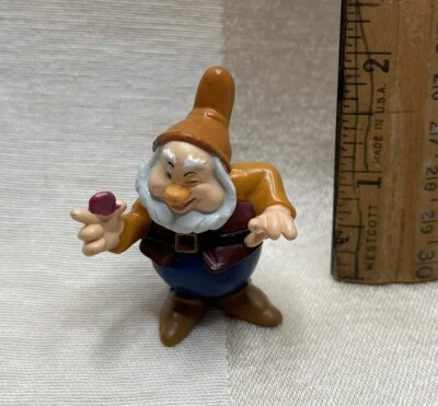 Figura Figura Happy Holding Gem Dwarf PVC 3" Cake Topper Blancanieves Disney Foto 1 de 2