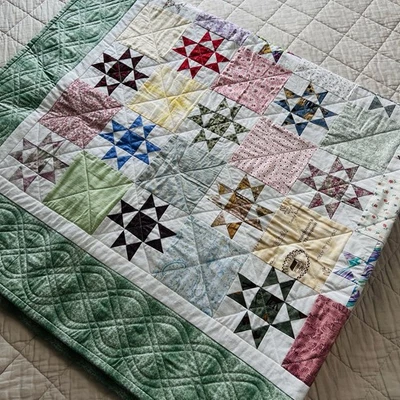 Edredón de retazos hecho a mano - 50” x 60” - Nuevo - Estrellas multicolores - Acolchado a máquina Foto 1 de 4