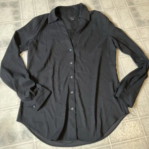 Ann Taylor Satin V-Ausschnitt Alltag Knopfleiste Shirt schwarz Gr. Small - Bild 1 von 4