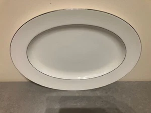 Royal Doulton Signature Platinum 36cm Oval Platter - Picture 1 of 2