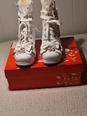 Botas de encaje con pajarita blanca para mujer Foto 1 de 4