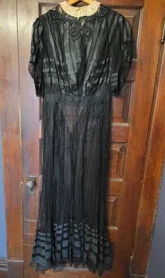 Vestido eduardiano antiguo de encaje negro Foto 1 de 4