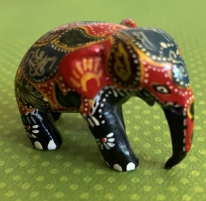 ADORABLE ELEFANTE NEGRO VINTAGE CON COLORES PINTADOS A MANO. "1,25"" de alto, 2,25"" de largo" - Imagen 1 de 7