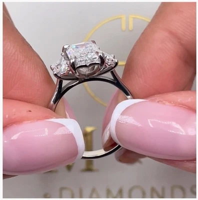 Anillo de diamantes certificado IGI VS1 E esmeralda 2,5 quilates de oro blanco de 18 quilates creado en laboratorio 3 piedras Foto 1 de 4