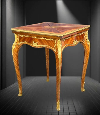 TABLE A JEUX " DITE MOUCHOIR " EN MARQUETERIE ORNÉ DE BRONZE DORÉ EPOQUE XIXe - Photo 1/4