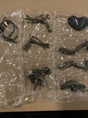 Hot Toys Snap Kits Aliens Xenomorph 3.75” Tan Brown Battle Damage Variant - Image 1 of 4