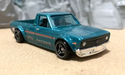 Hot Wheels 1975 Datsun Sunny Truck #93/250 - 2025 H W Hot Trucks 6/10 - verde azulado Foto 1 de 4