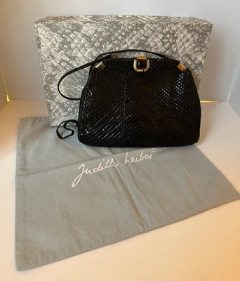 BOLSO DE MANO JUDITH LEIBER NEGRO PIEL DE SERPIENTE PATRÓN CHEVRON CUERPO U HOMBRO 10X7" Foto 1 de 4