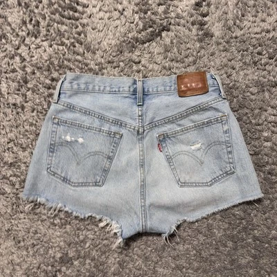 Pantalones cortos de mezclilla Levi's 501 para mujer talla 27 azul claro corte desgastado Foto 1 de 4