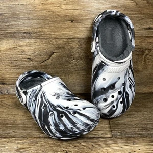 Zueco Crocs Unisex Clásico Forrado Blanco y Negro Mármol M5/W7 - Imagen 1 de 17