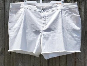 Evri Damen Übergröße Denim Shorts modern weiß Unterteil Strech Mid Rise 24 W  - Bild 1 von 9
