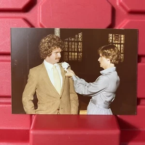 Fotografía de hombre y mujer en una boda en California 4 7/8 x 3 3/8 vintage años 70 - Imagen 1 de 2
