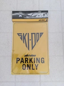 Letrero metálico Ski Doo Parking Only Heritage 20”x14” B100090000 - Imagen 1 de 3