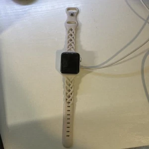 Apple Watch Series 3 38 mm Silver Aluminum Case-Very Good Contrition!!! - Zdjęcie 1 z 2