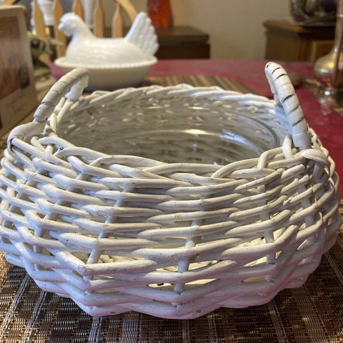 White wicker basket with a glass insert Cover