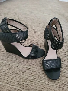 ELIE TAHARI BLACK 4" WEDGE HIGH HEELS SIZE  37 1/2 , US I believe is 7.5  - Picture 1 of 8