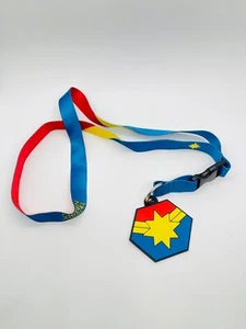 Loot Crate Exklusiv 2018 Captain Marvel Schlüsselband Gummiretikett NEU Kostenloser Versand - Bild 1 von 2